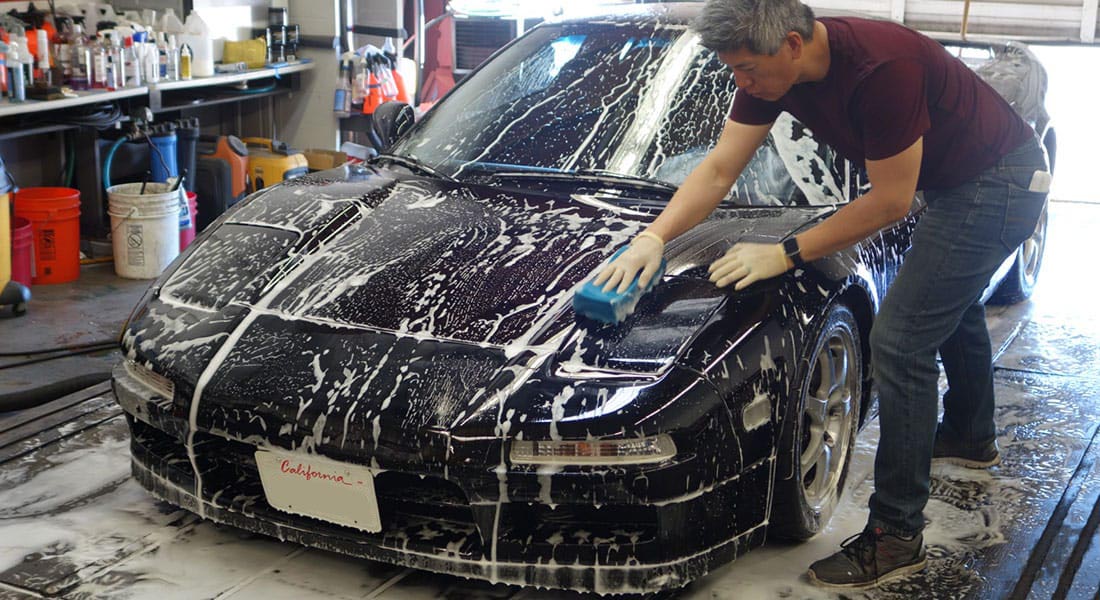 richard washing black acura nsx