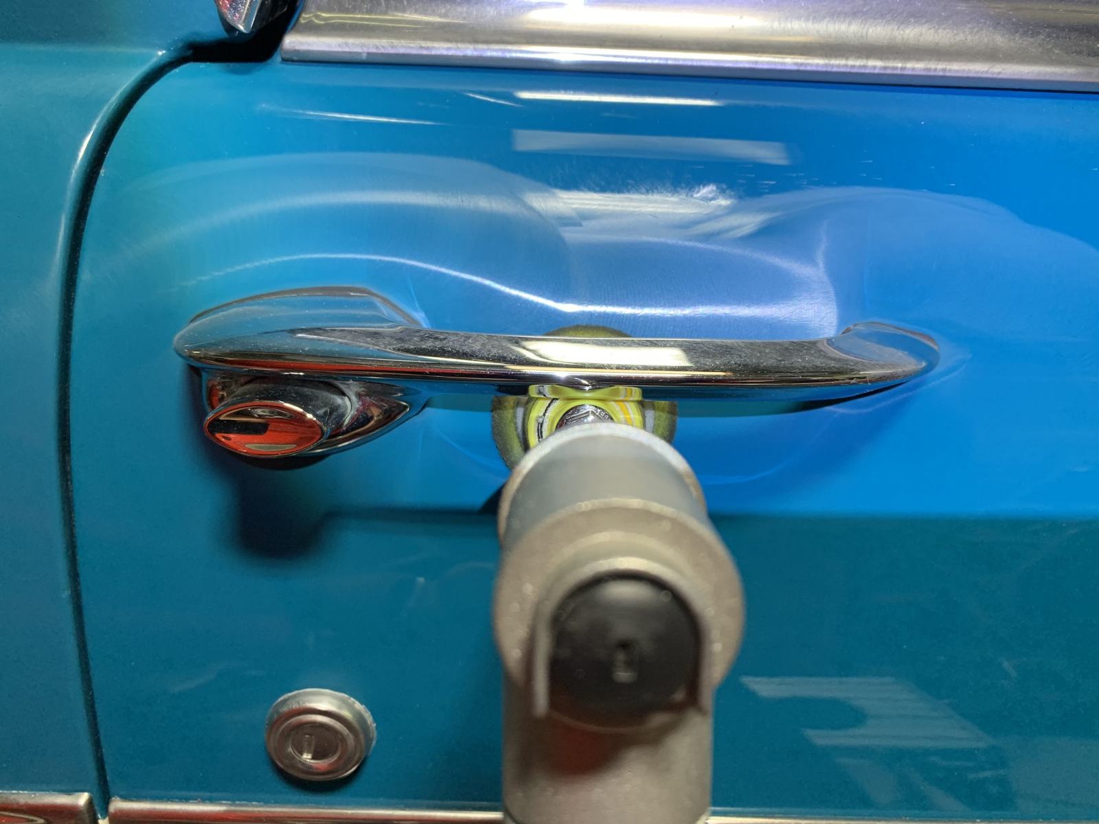 Correction work on a dark-colored vehicle